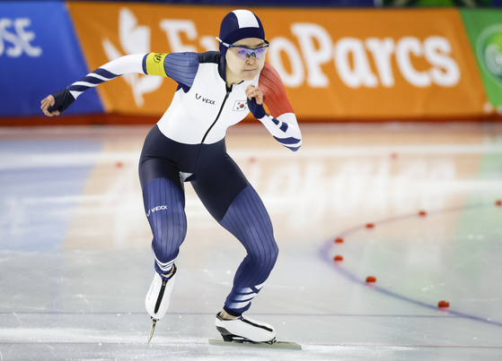 Kim Min-sun skates during the women's 500-meter World Cup speedskating event in Calgary, Alberta, on Friday. [AP/YONHAP]