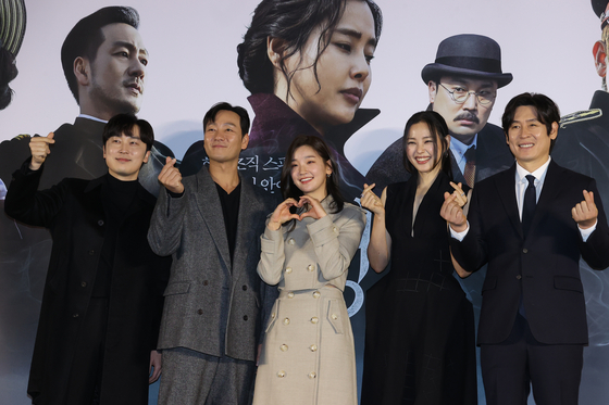 From left, actors Seo Hyun-woo, Park Hae-soo, Park So-dam, Lee Ha-nee and Sol Kyung-gu pose for photos during the press conference for "Phantom" in Yongsan District, central Seoul, on Monday. [YONHAP]