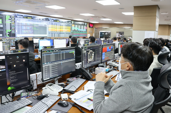 Researchers at Korea Aerospace Research Institute (KARI) carry out Danuri's first lunar orbit insertion maneuver on Saturday at a ground control center at KARI headquarters in Daejeon. [MINISTRY OF SCIENCE AND ICT]