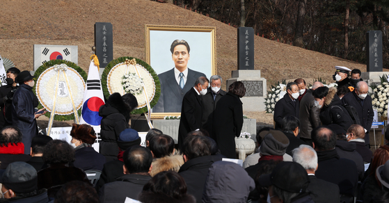 A ceremony commemorating the 90th anniversary of the martyrdom of Yun Bong-gil, a Korean independence fighter, is held at the Hyochang Park in Yongsan District, central Seoul, on Monday. Yun killed several Japanese dignitaries by setting off a bomb during the Imperial Japanese Army ceremony celebrating the birthday of Emperor Hirohito at Hongkew Park in Shanghai in April 29, 1932. He was executed by a firing squad in Kanazawa, Ishikawa. [YONHAP]