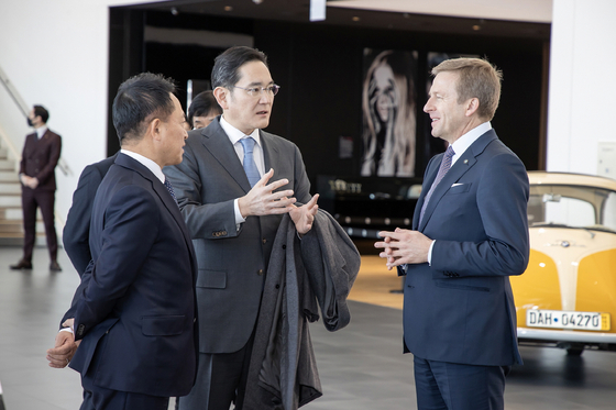 Samsung Electronics Executive Chairman Lee Jae-yong, center, speaks with BMW CEO Oliver Zipse, far right, at BMW’s driving center in Yeongjongdo, Incheon, on Saturday. [SAMSUNG ELECTRONICS]