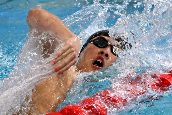 황선우가 20일 멜버른에서 열린 FINA 세계수영선수권대회 남자 자유형 200m 결승에서 경기를 펼치고 있다. [AFP/YONHAP]