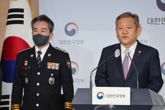 Interior Minister Lee Sang-min, right, speaks at a press conference detailing plans to improve the police organization system in a press conference alongside Yoon Hee-keun, commissioner general of the National Police Agency, at the government complex in central Seoul Monday. [YONHAP]