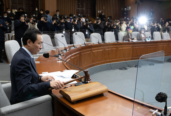 Woo Sang-ho, a Democratic Party representative and chair of a special committee at the National Assembly to investigate the Oct. 29 Itaewon crowd crush, commences a committee meeting at the Assembly in western Seoul on Monday. [NEWS1] 