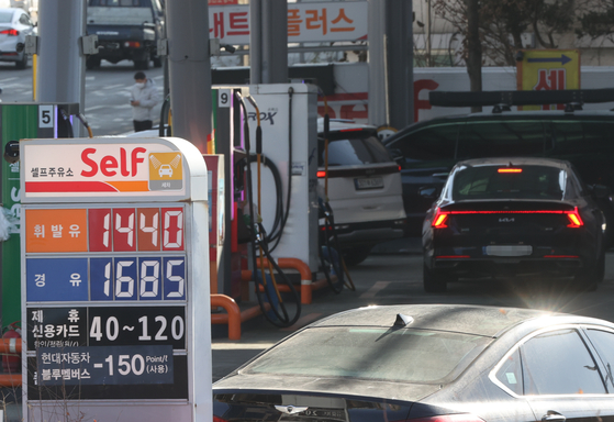 A signboard at a gas station shows gasoline prices at 1,440 won ($1.10) per liter and diesel prices at 1,685 won a liter on Dec. 18, 2022. [YONHAP]