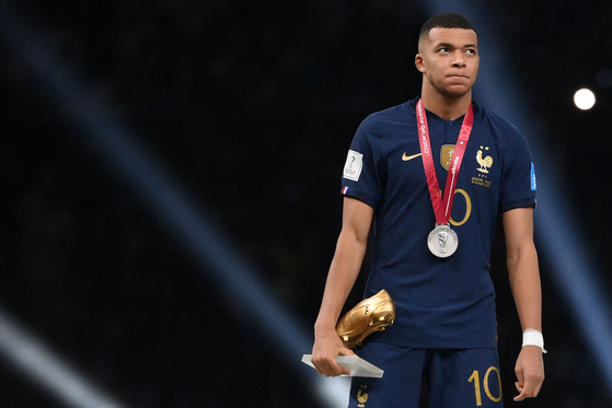 French forward Kylian Mbappe holds his Golden Boot after France lost the 2022 Qatar World Cup final to Argentina at Lusail Stadium in Doha on Dec. 18.  [AFP/YONHAP]