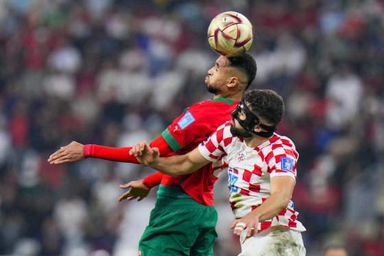 Morocco's Youssef En-Nesyri, left, and Croatia's Josko Gvardiol fight for the ball during the World Cup third-place playoff match between Croatia and Morocco at Khalifa International Stadium in Doha, Qatar, on Saturday. [AP/YONHAP]