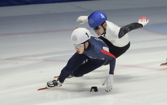 Park Ji-won, left, competes against Hong Kyung-hwan in the 1500-meter finals of the national team qualification race held on May 4 at Taereung International Skating Rink in central Seoul. [NEWS1]