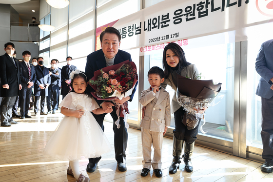 President Yoon Suk-yeol and first lady Kim Keon-hee pose for a commemorative photo with children at an event to bid farewell to their neighbors at their private apartment in Seocho-dong, southern Seoul, Saturday, after moving into the new presidential residence in Hannam-dong in Yongsan District last month. [PRESIDENTIAL OFFICE]