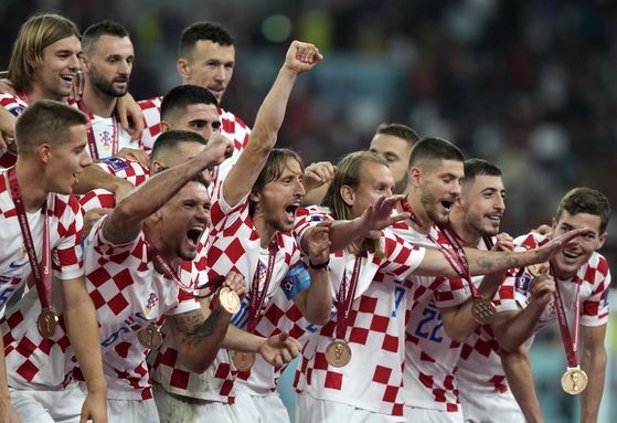 Croatia players celebrate at the end of the World Cup third-place playoff match between Croatia and Morocco at Khalifa International Stadium in Doha, Qatar, on Saturday. [AP/YONHAP]