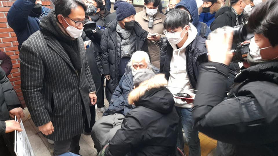 Solidarity Against Disability Discrimination chief Park Kyoung-seok, center, is blocked by members of another advocacy group for people with disabilities at Samgakji Station in central Seoul on Thursday. [SOLIDARITY AGAINST DISABILITY DISCRIMINATION]