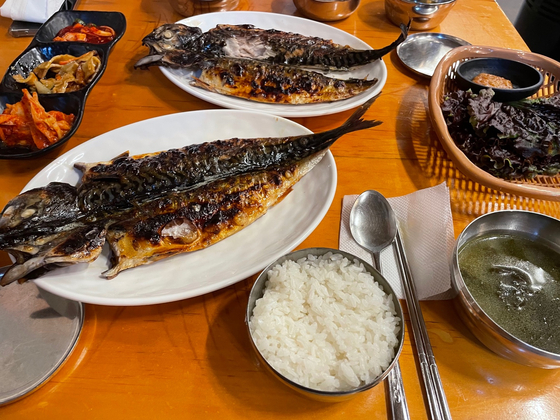 Gosame's godeungeogui, or grilled mackerel. [AHN HYO-JUN]