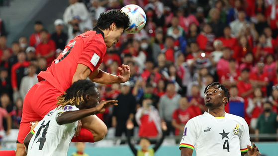 Korea's Cho Gue-sung heads in the equalizer during a group stage match against Ghana at the 2022 Qatar World Cup at Education City Stadium in Qatar on Nov. 28.  [YONHAP]