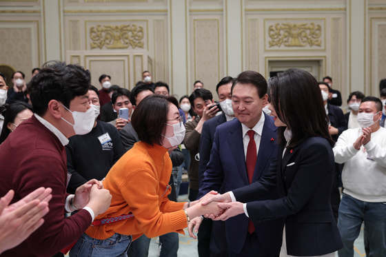 Some 200 people in their 20s and 30s met with President Yoon Suk-yeol and first lady Kim Keon-hee at the Blue House state guest house Yeongbingwan, at which Yoon again asked for the support of young people in pushing through with key reforms in labor, education and pension funds. According to a Realmeter survey on Yoon's approval rating, there has been a sharp increase in approval by people in their 20s especially, gaining 9.5 percentage points compared to the previous week. [PRESIDENTIAL OFFICE]