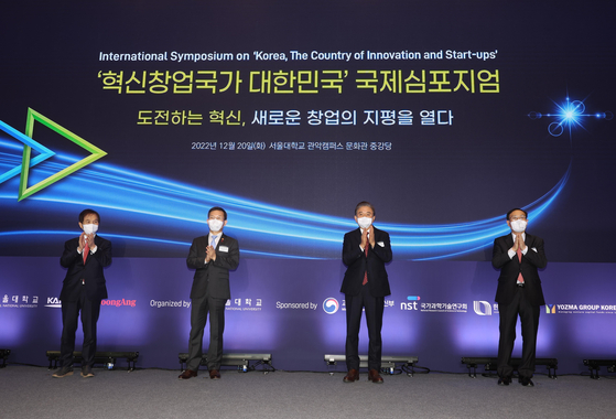 The JoongAng Ilbo, KAIST and Seoul National University (SNU) hosted the annual International Symposium on 'Korea, the Country of Innovation and Start-ups' on Tuesday at SNU's campus in southern Seoul. From left: KAIST President Lee Kwang-hyung, Science Minister Lee Jong-ho, JoongAng Holdings Chairman Hong Seok-hyun and SNU President Oh Se-Jung. [KIM SANG-SEON]