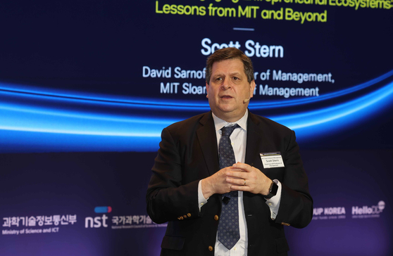 Scott Stern, professor at the MIT Sloan School of Management, speaks during the International Symposium on 'Korea, the Country of Innovation and Start-ups.' [KIM SANG-SEON]
