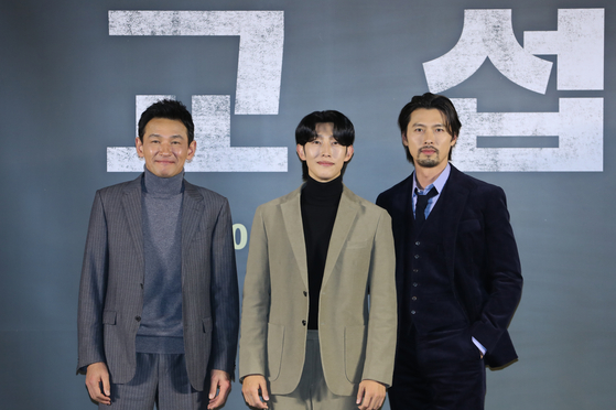 From left, Hwang Jung-min, Kang Ki-young and Hyun Bin poses for the cameras during a press conference for the film "Bargaining" at Seongdong District, eastern Seoul, on Tuesday [NEWS1]