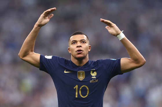 Kylian Mbappe of France celebrates scoring his team's second goal during the 2022 FIFA World Cup Final at Lusail Stadium in Lusail City, Qatar on Dec.18. [UPI/YONHAP]