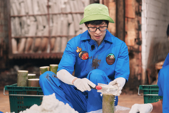 Yoo Jae-suk mends equipment for making cultural heritage objects in "Korea No. 1." [NETFLIX]