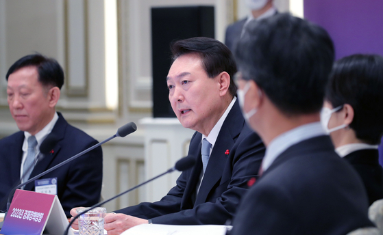 President Yoon Suk-yeol presides over the first 2023 policy briefing by the Finance Ministry at the Blue House's Yeongbingwan state guesthouse in central Seoul on Wednesday. [YONHAP]