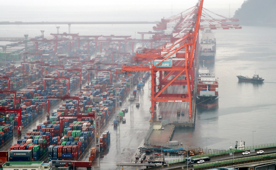 Export cargo at a port in Busan. Korea’s economy is expecting major headwinds in 2023 with export shrinking. [YONHAP] 
