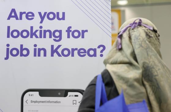A foreigner looks around the Job Fair for International Students 2022, held at the COEX mall in Gangnam District, southern Seoul, in October. [YONHAP]