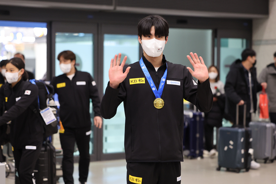 Hwang Sun-woo poses for a picture at Incheon International Airport having flown in to Korea on Tuesday evening from Melbourne, Australia after winning the gold medal in the men's 200-meter freestyle final at the 2022 FINA Short Course World Swimming Championships. Hwang's time was good enough to set a new Asian record in the event. [YONHAP]