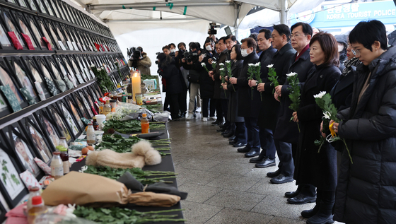 Lawmakers of a special parliamentary committee investigating the Oct. 29 Itaewon tragedy pay respects for the victims at a memorial alar in Yongsan District, central Seoul, Wednesday. [JOINT PRESS CORPS]