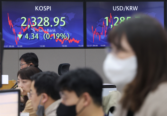 A screen in Hana Bank's trading room in central Seoul shows the Kospi closing at 2,328.95 points on Wednesday, down 4.34 points, or 0.19 percent, from the previous trading day. [YONHAP]