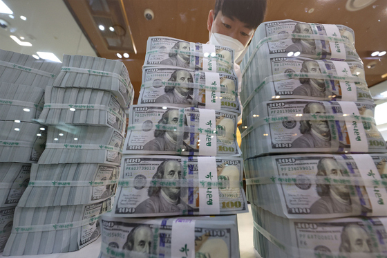 한국의 달러 예금은 안전과 수익으로의 여정에서 기록을 세웠습니다.