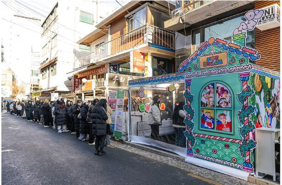 Fans of NCT Dream line up in front of Candy Shop, a pop-up store in Hongdae for the boy band's latest winter-themed EP ″Candy″ on Wednesday to get their hands on the physical album. [SM ENTERTAINMENT] 