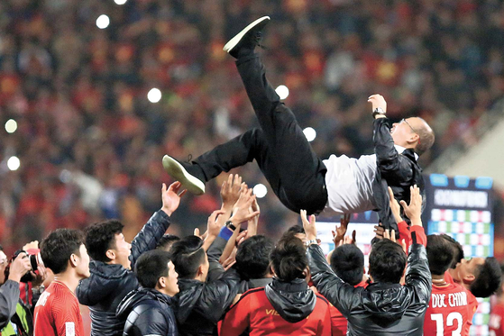 Park Hang-seo celebrates with the Vietnam national team on Dec. 15, 2018 after winning the 2018 AFF Championship, beating Malaysia 1-0 in the second leg of the final at My Dinh National Stadium in Hanoi, Vietnam. [YONHAP]