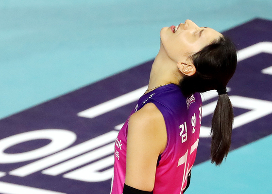 Kim Yeon-koung of the Incheon Heungkuk Life Pink Spiders reacts during a match against the Seoul GS Caltex at Samsan World Gymnasium in Incheon on Tuesday. [YONHAP]