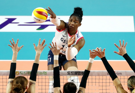 Laetitia Moma Bassoko of the GS Caltex Kixx spikes the ball against the Incheon Heungkuk Life Pink Spiders at Samsan World Gymnasium in Incheon on Tuesday. [YONHAP]