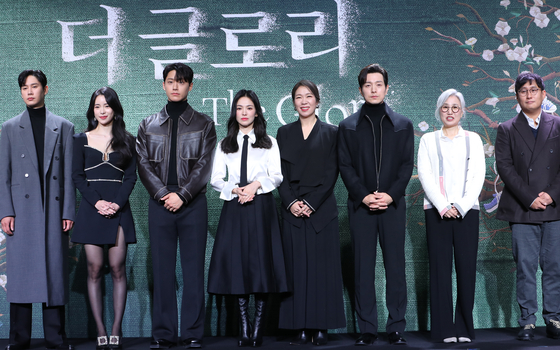 Third from left, Lee Do-hyun, Song Hye-kyo, from far right, director Ahn Gil-ho, screenwriter Kim Eun-sook attend a press conference for "The Glory" at Dongdaemun, central Seoul, on Tuesday. [NEWS1]