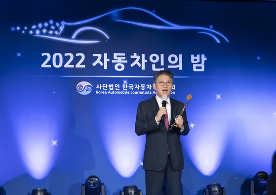 SsangYong Motor Chairman Kwak Jea-sun announces the automaker's name change to KG Mobility during an event hosted by the Korea Automobile Journalists Association Wednesday evening. [YONHAP]
