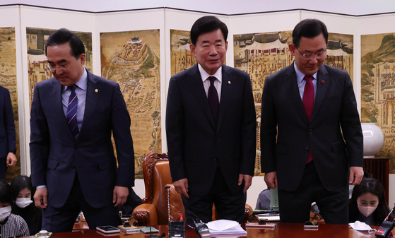 From left, Democratic Party floor leader Park Hong-keun, National Assembly Speaker Kim Jin-pyo and People Power Party floor leader Joo Ho-young at the speaker's office on Thursday. [YONHAP] 