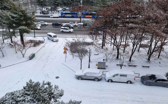 Snow piles up on a road in Daejeon on Thursday morning [YONHAP]