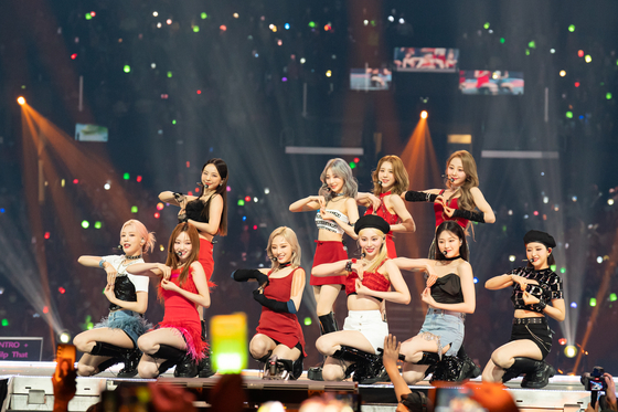 Members of girl group Loona perform at the Crypto.com Arena in Los Angeles on Aug. 23, 2022. [YONHAP]