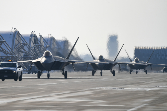 The U.S. Air Force’s F-22 stealth fighters land at Kunsan Air Base in Gunsan, North Jeolla, ahead of planned joint drills with South Korea on Tuesday. [DEFENSE MINISTRY]