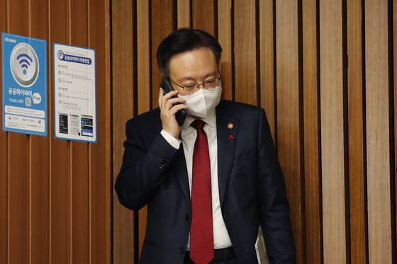Minister of Health and Welfare Cho Kyu-hong talks on the phone ahead of meeting related to the mask mandate at the National Assembly on Thursday morning. [YONHAP]
