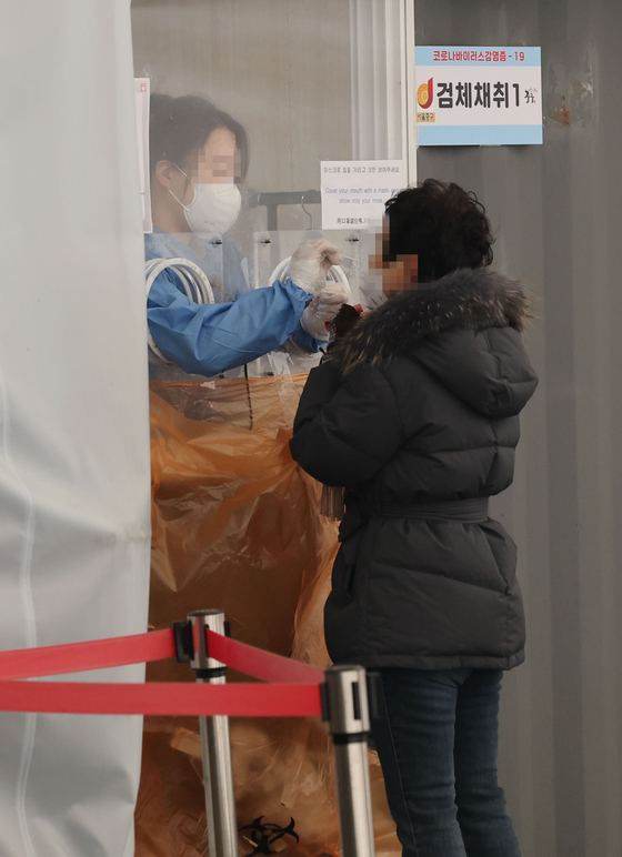 Medical staff are collecting samples at a temporary Covid-19 test center at Seoul Station Plaza, central Seoul. [YONHAP]