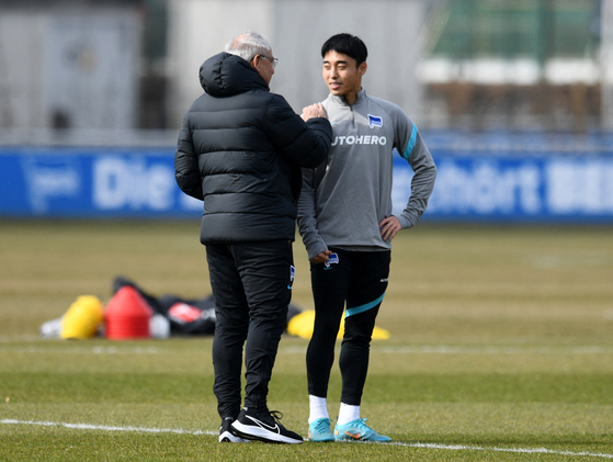 Hertha Berlin coach Felix Magath speaks to Lee Dong-jun during training on March 15 in Berlin, Germany. [REUTERS/YONHAP]