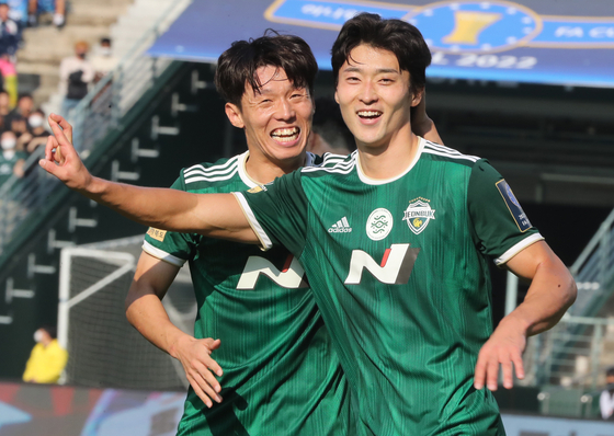 Jeonbuk Hyundai Motors's Cho Gue-sung, right, celebrates after scoring the club's second goal in a 3-1 victory over FC Seoul on Oct. 30 in the second leg of the FA Cup finals. Jeonbuk beat FC Seoul to the trophy on a 5-3 aggregate score. [YONHAP]
