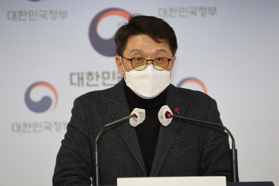 Choi Woo-hak, head of Spectrum Policy at the Ministry of Science and ICT, speaks during a press conference at the Government House in downtown Seoul on Friday.  The Ministry of ICT has finalized its decision to acquire 28 gigahertz spectrum licenses from KT and LG U+. [YONHAP]