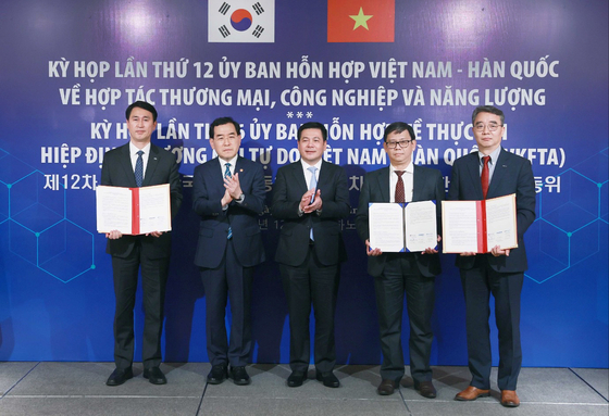 From left: Lee Kyu-bok, KETI vice president; Lee Chang-yang, Minister of Trade, Industry and Energy; Nguyen Hong Dien, Vietnamese Minister of Industry and Trade; Tran Ky Phuc, director general of Institute of Energy; Park Hong-wook, head of the power service business at Doosan Enerbility [DOOSAN ENERBILITY]