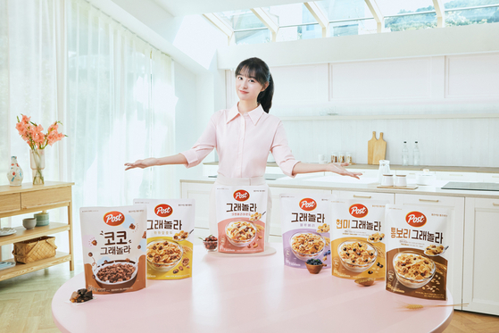  Post Granola is getting the spotlight that serves taste and nutrition which is based on whole grain added with nuts and fruits. [DONG SUH FOODS]