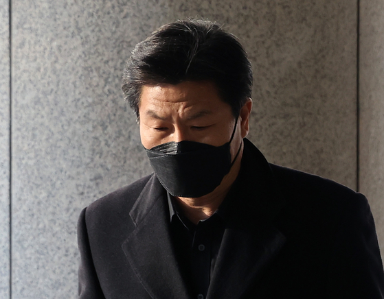  Former Yongsan Police Station chief Lee Im-jae arrives at the Seoul Western District Court to attend his arrest warrant hearing on Friday. [YONHAP]