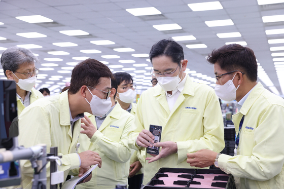 Samsung Electronics Executive Chairman Lee Jae-yong tours a smartphone factory in Vietnam on Dec. 22. [SAMSUNG ELECTRONICS]