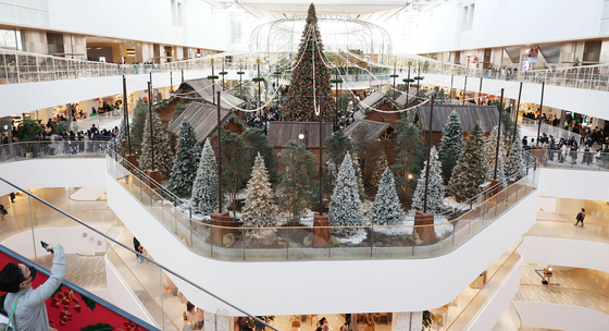 A Christmas market set up at the Hyundai Seoul in Yeouido, western Seoul, on Dec. 11. [YONHAP] 